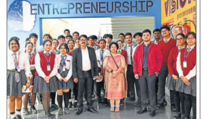 GD Goenka Students Explore Innovation at AKTU Labs img